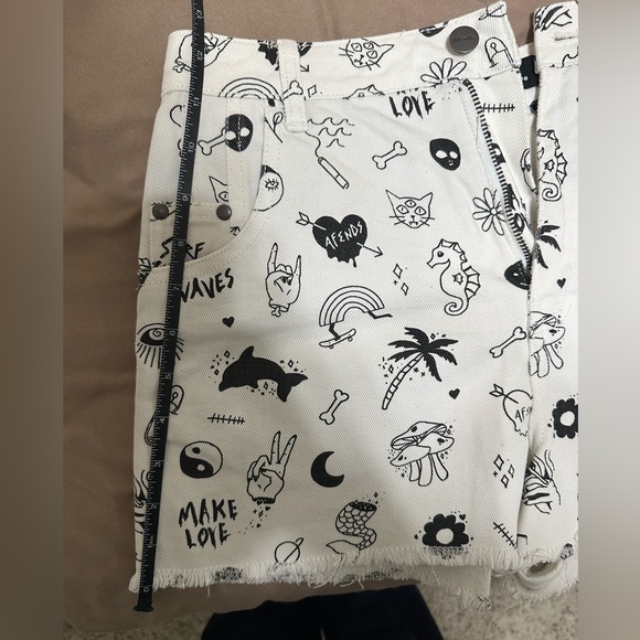 Graffiti White Jean Shorts - Picture 6 of 8